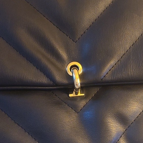 NWT- Women’s Quilted Chevron Design Crossbody or Clutch With Chain Strap - Picture 4 of 13